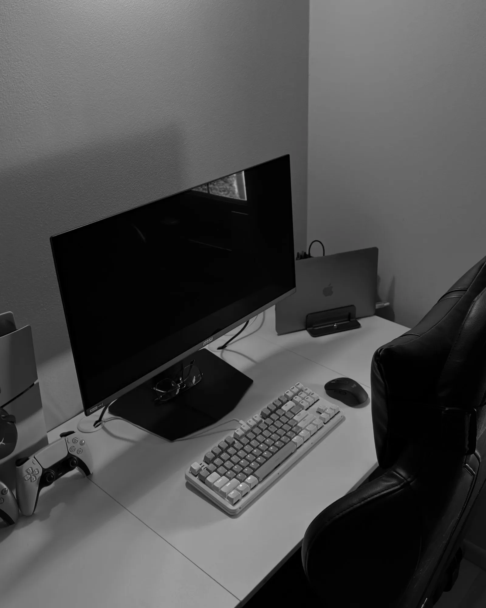 Mi escritorio: monitor MSI QD-OLED, teclado mecánico, mandos de PS5 y silla gamer