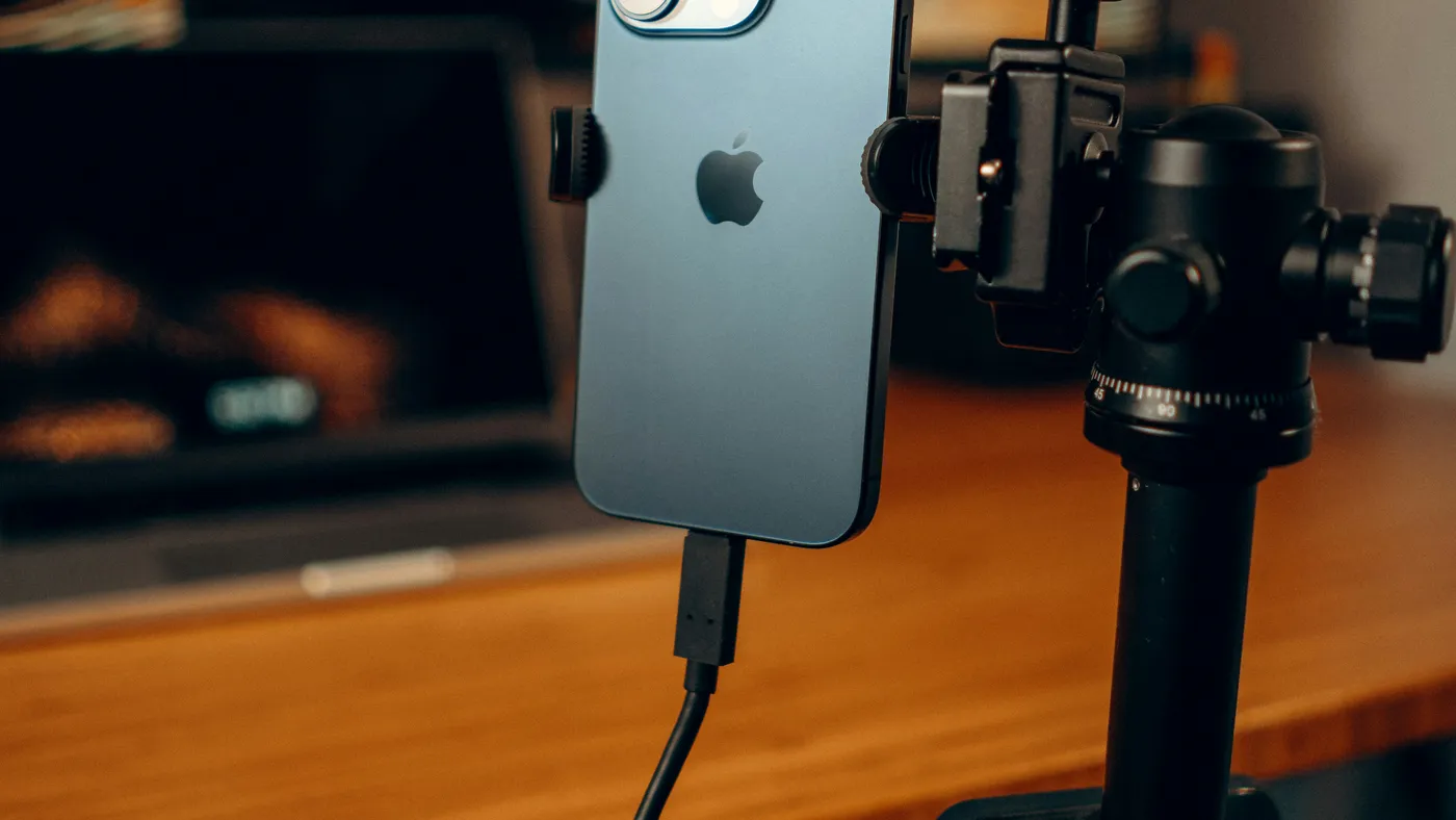 Un iPhone montado en un soporte, listo para grabar