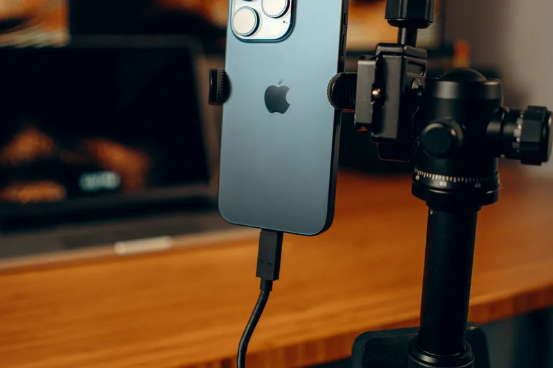 Un iPhone montado en un soporte, listo para grabar