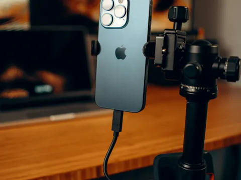 Un iPhone montado en un soporte, listo para grabar