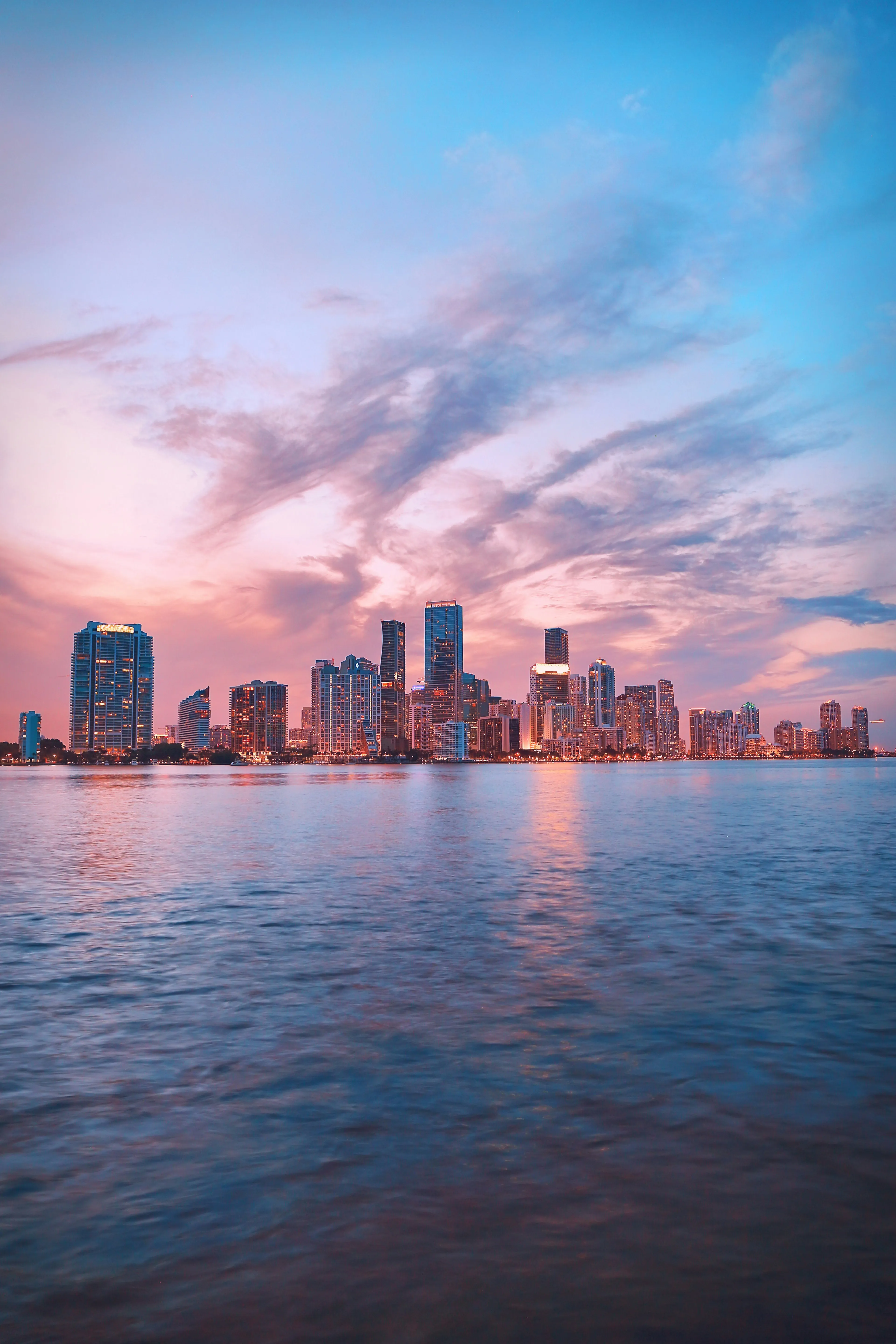 Skyline de Miami al atardecer reflejado en la bahía
